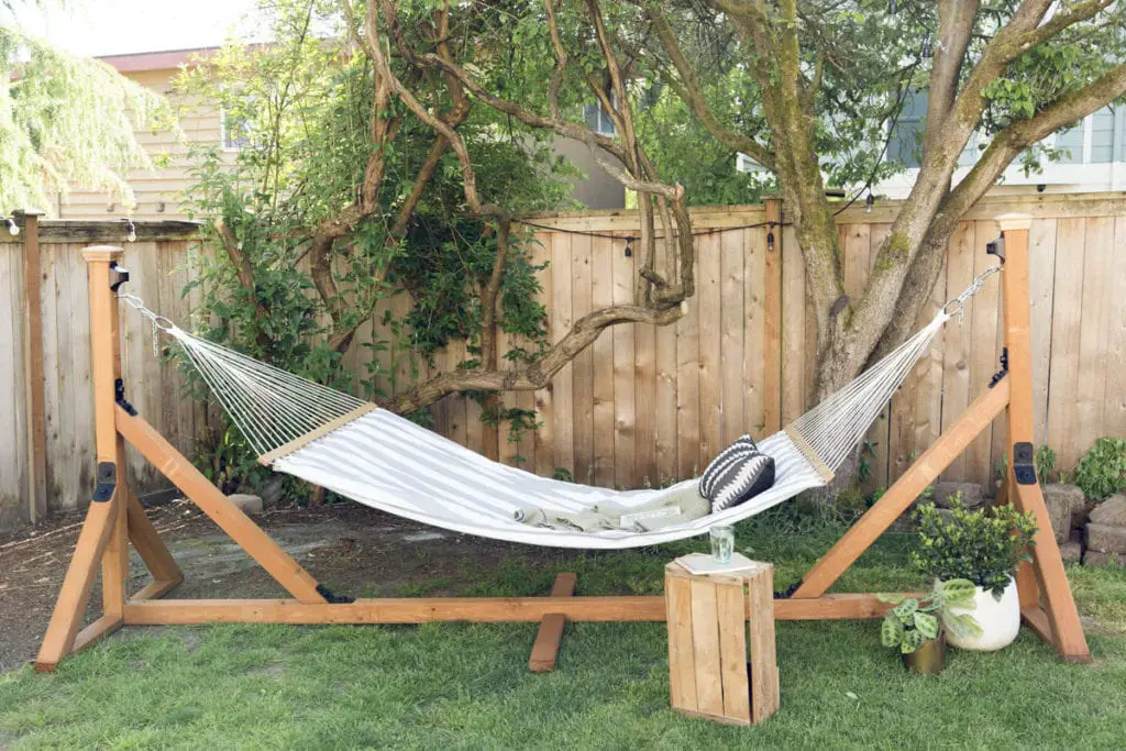 35 DIY Hammock Stand For A Perfect Lounge Space